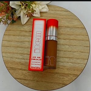 - Item Air Hug Concealer